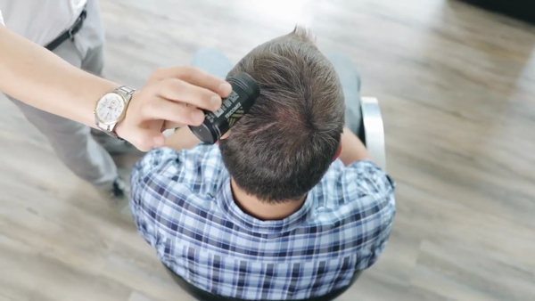 Fibre di cheratina applicazione su diradamento capelli